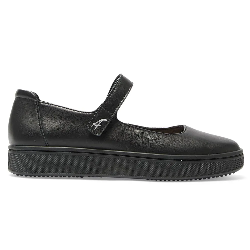 Albany Flat in Black On Black Leather