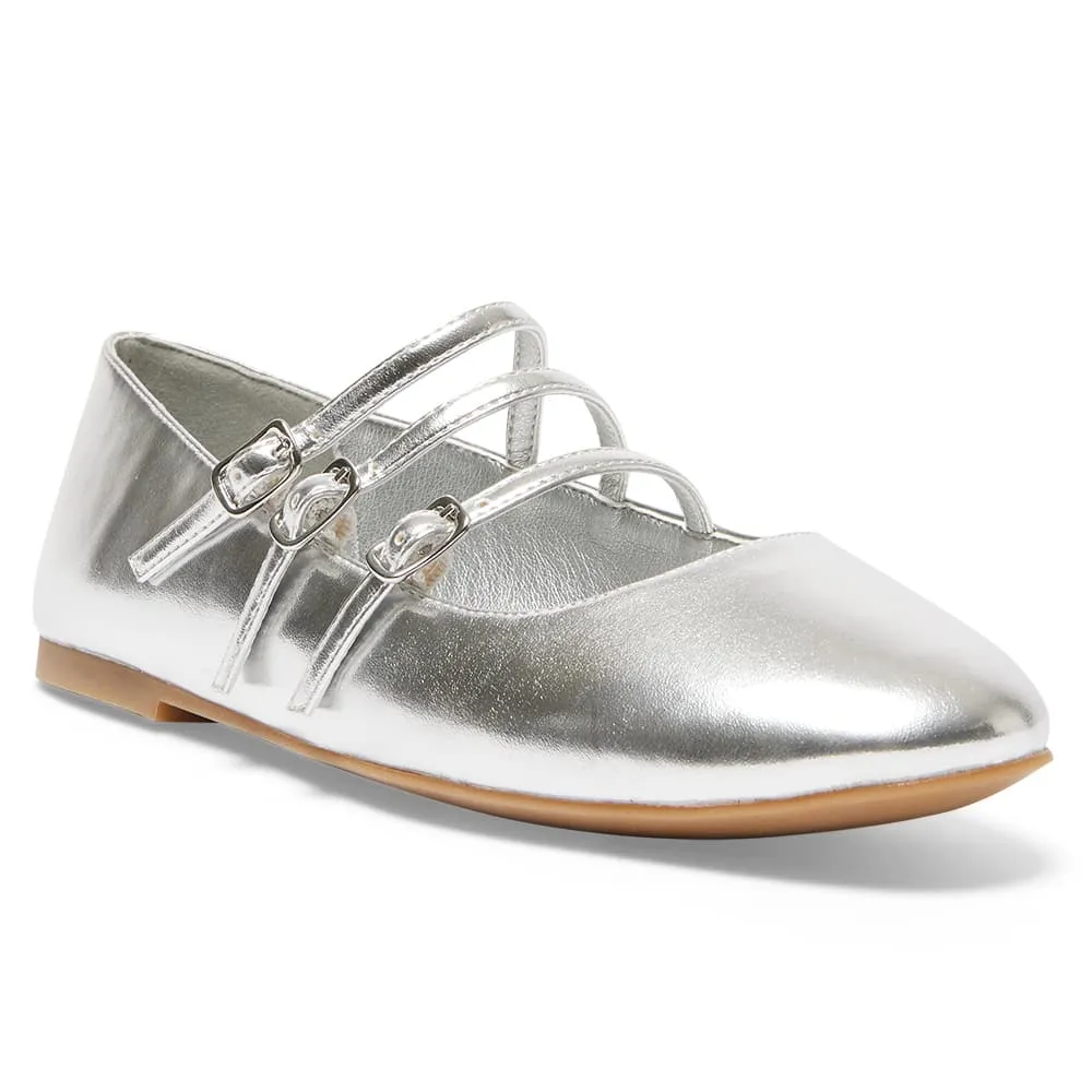 Leah Flat in Silver Metallic