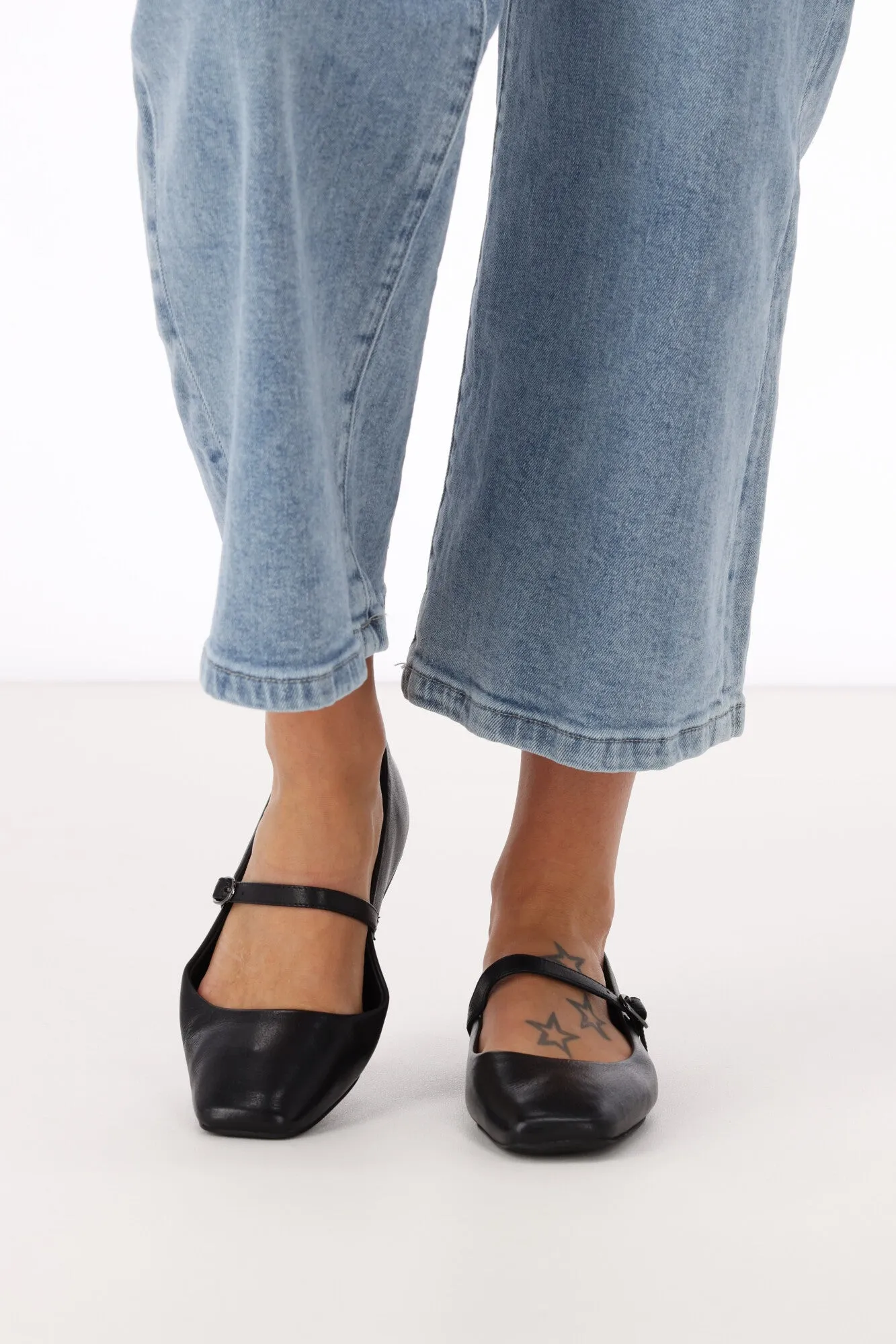 Mollini Tokena Black Leather Flats