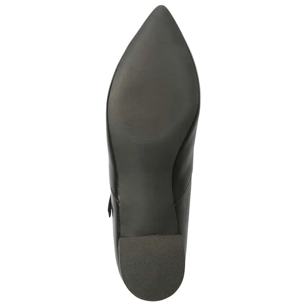 Reece Flat in Black Leather
